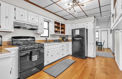 Coraopolis Hostel | Calling All Travelers, Workers, & Students-Multiple Rooms-Best Rates