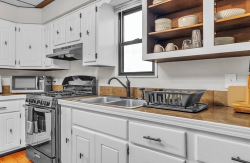 Coraopolis Hostel | Calling All Travelers, Workers, & Students-Multiple Rooms-Best Rates