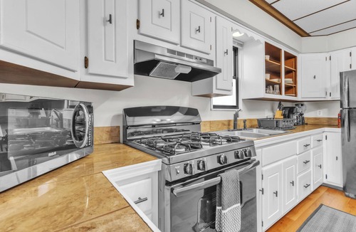 Coraopolis Hostel | Calling All Travelers, Workers, & Students-Multiple Rooms-Best Rates