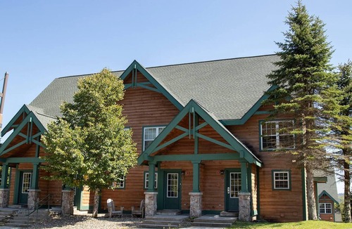 Snowshoe House | Camp 4 Ski-in-Ski-out Townhome with Ski Shuttle