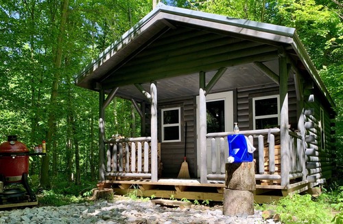 Burton Cabin | Camp Newbury: 100% off grid. 2 log cabins, pavilion, trails and shooting range.