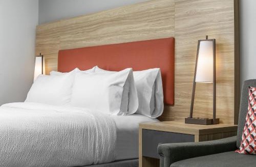 Twin Brook Hotel | Candlewood Suites Chattanooga Hamilton Place by IHG
