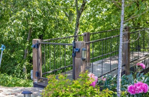 Jasper House | Canyon View Treehouse- Relaxing Getaway in Jasper with an Amazing View