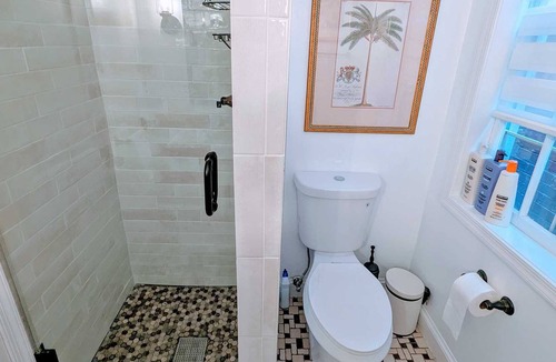 Near Northeast House | Capitol Hill 6 Bedroom Townhouse with off street parking!