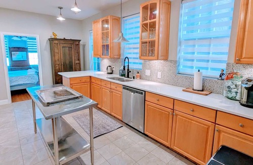 Near Northeast House | Capitol Hill 6 Bedroom Townhouse with off street parking!