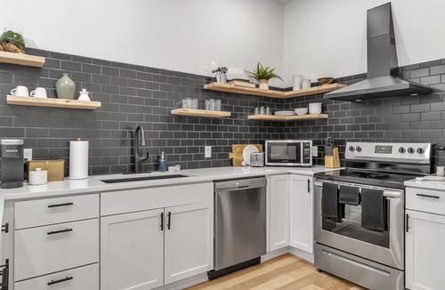 Front Park House | Carriage House Loft - King Bed and Garage Parking