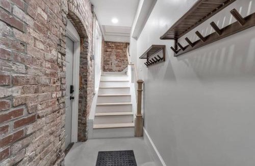 Front Park Apartment | Carriage House Loft - King Bed and Garage Parking