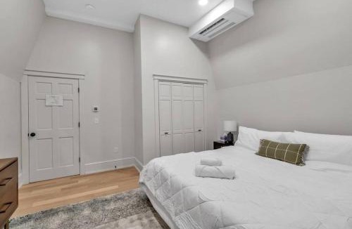 Front Park Apartment | Carriage House Loft - King Bed and Garage Parking