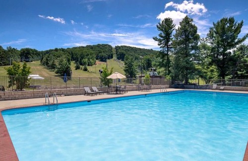Fairfield Apartment | Carroll Valley Stay | Golf View Double Room