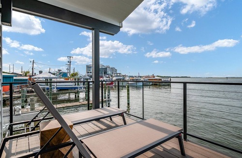 Grasonville Boat Rental | Cass-N-Reel Luxury Houseboat
