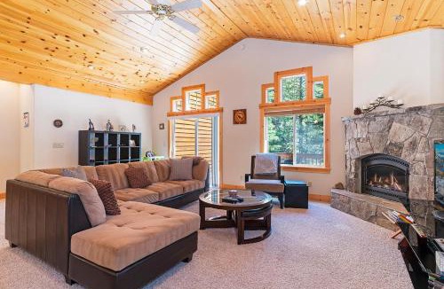 Truckee House | Cedar Chateau with Game Room & HOA Access