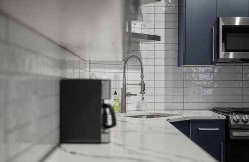 Shadyside Apartment | Central & Immaculate| 3BRs w/2 Decks + Workspace