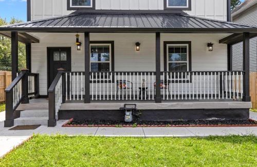 Windsor Park House | Central Indy 5BD - Pingpong - Outdoor Movie - BBQ