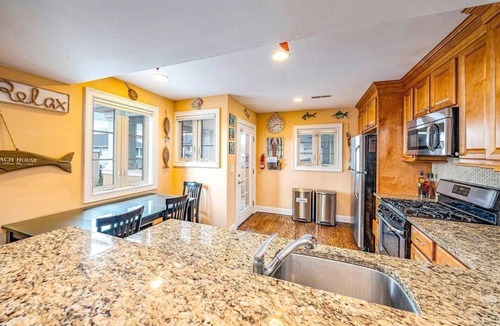 Gold Coast Condo | CENTRALLY LOCATED, 4BR/3BA, SLP 10, HANDICAP ACCESSIBLE, STEPS TO BEACH