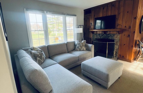 Russell Township House | Chagrin Falls light filled 2 bed 1 bath a Mile from the Village