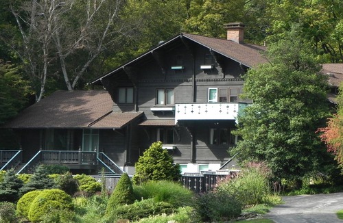 Hubbard Ski Chalet | Chalet 10,000 Sq Ft Mansion, sheeps 12, with 4 bathrooms