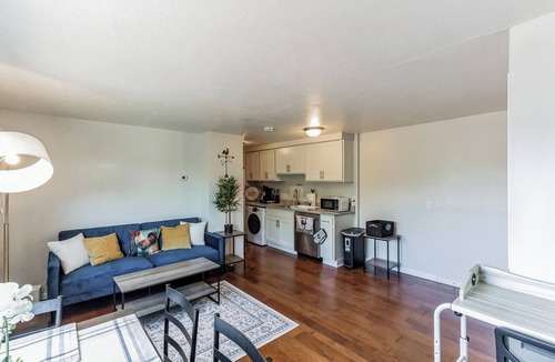 Lakewood Apartment | Charming 1-bedroom apartment in Lakewood with King Size Bed, WiFi and AC