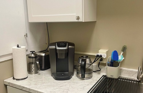 Warren Apartment | Charming 1-bedroom apartment in fantastic Warren with AC