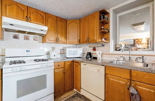 Cherry Hill House | Charming 1-bed/bath in a house Near PATCO TRAIN station ASHLAND, Cherry Hill, NJ
