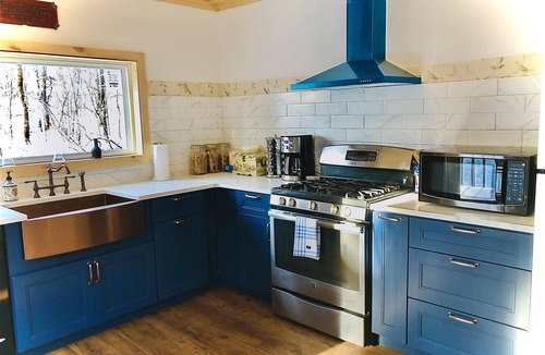 Hancock Cottage | Charming 120-year-old farmhouse by the creek