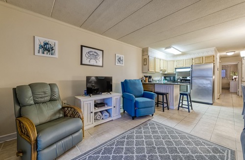 Midtown Ocean City Condo | Charming 1st-Floor Condo w/Private Balcony, Free WiFi, Partial A/C, and W/D