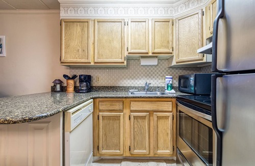 Midtown Ocean City Condo | Charming 1st-Floor Condo w/Private Balcony, Free WiFi, Partial A/C, and W/D