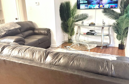 Crosstown Apartment | Charming 2-bedroom 1 bath apartment , WiFi in delightful downtown Memphis