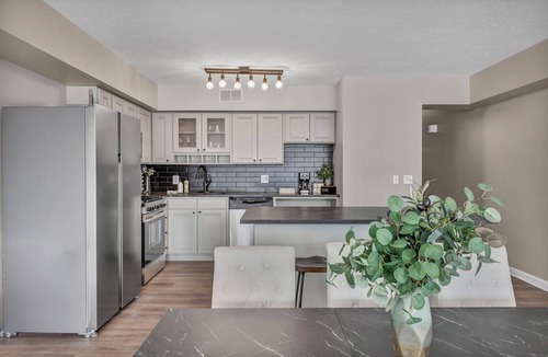 Ohio City Apartment | Charming 2-bedroom apartment, City-Life, Free Parking, 24/7 Hour Gym