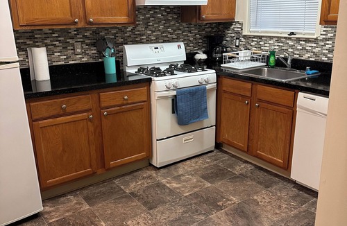 Overlea Apartment | Charming 2-bedroom apartment in fantastic Overlea with AC
