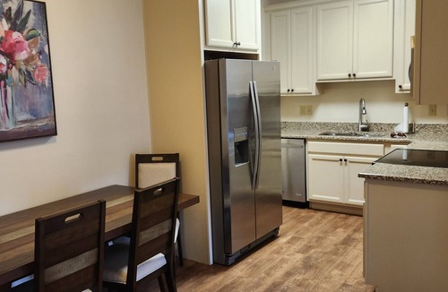 Dallas Apartment | Charming 2-bedroom apartment with Fitness Room, Pool, Tennis, and AC in Dallas