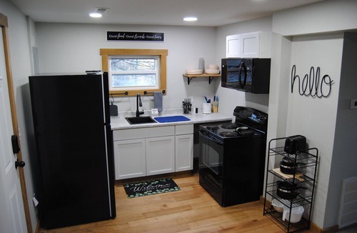 Portsmouth House | Charming 2-bedroom house in welcoming Portsmouth with WiFi, AC