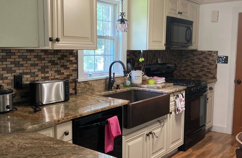 Boardman House | Charming 2-bedroom house, 1st floor, with AC, WiFi in Canfield with EV plug in.