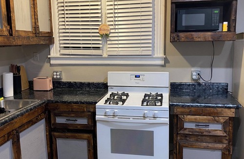 Altoona House | Charming 2-bedroom house in delightful Altoona with WiFi