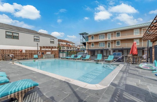 Rehoboth by the Sea Condo | Charming 2-Bedroom Condo in Dewey Beach, Pool, 1 Block to Ocean & Walk to Town!