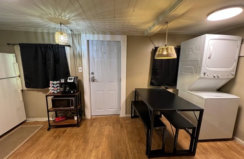 Williamsburg House | Charming 2 Bedroom- Sleeps 6- Close to University, Waterfall, Casino, Waterpark
