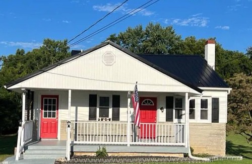 Williamsport House | Charming 2-bedroom house with AC and WiFi in Williamsport