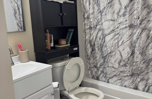 Halethorpe House | Charming 2-bedroom townhome with AC, WiFi in lovely Baltimore Highlands