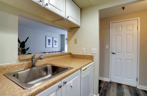 Crystal City Apartment | Charming 2BR Apt in Great Location