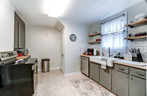 Westgate House | Charming 3 bdr! City location! Great parking!
