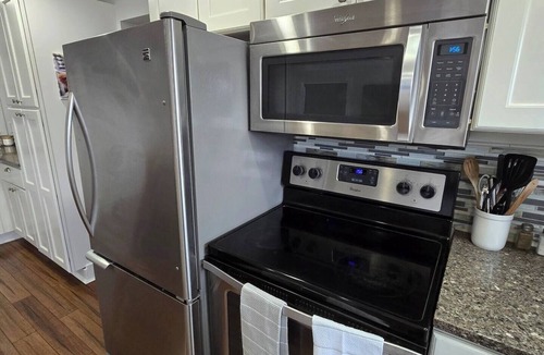 Dowling House | Charming 3 bed Lake house in wonderful Dowling with AC, WiFi, dock, and Kayaks.