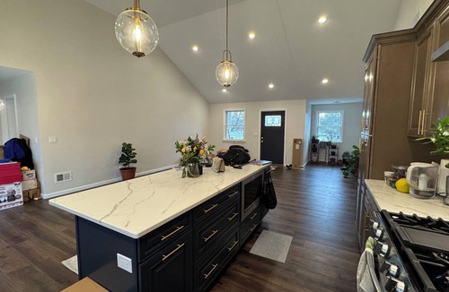 Edison House | Charming 3 Bedroom Bungalow in Wonderful Edison with AC, WiFi & Lot More