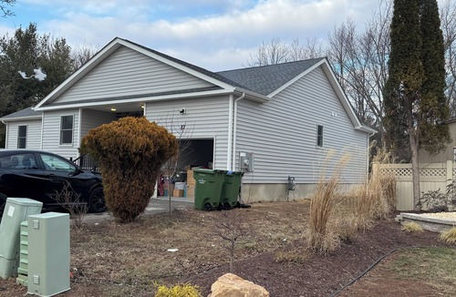 Edison House | Charming 3 Bedroom Bungalow in Wonderful Edison with AC, WiFi & Lot More