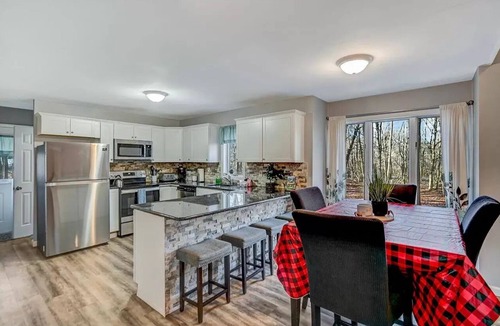 Mount Pocahontas House | Charming 3 BR Home Hot Tub, EV Charger, Pool Access, BBQ, Pet-Friendly, King Bed