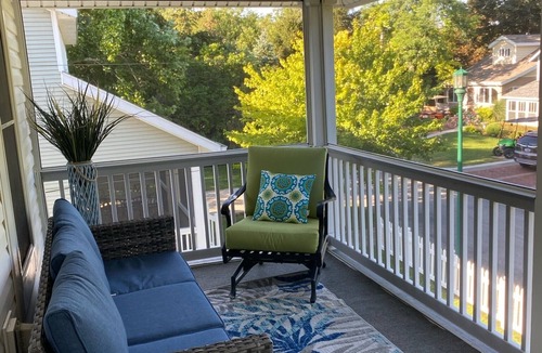 Lakeside House | Charming 4-bedroom house near the Lakeside pool & pickleball courts