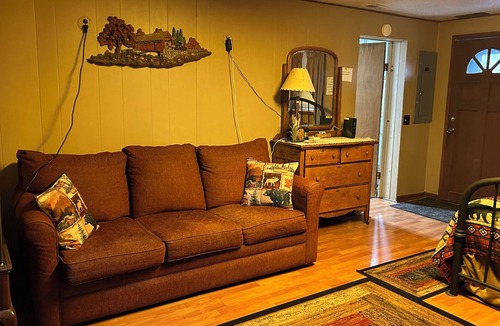 Upper Tract Cabin | Charming 4-bedroom cabin with HOTTUB in peaceful Upper Tract with WiFi, AC