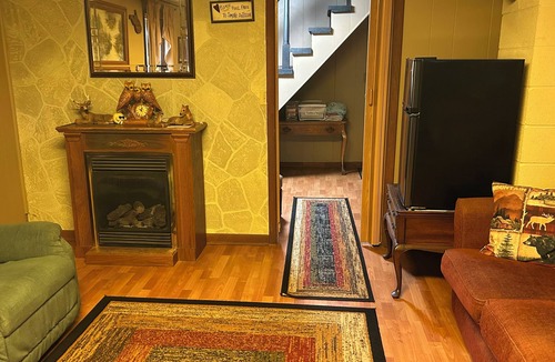 Upper Tract Cabin | Charming 4-bedroom cabin with HOTTUB in peaceful Upper Tract with WiFi, AC