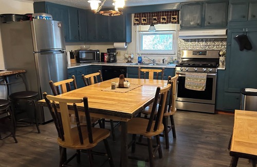 Upper Tract Cabin | Charming 4-bedroom cabin with HOTTUB in peaceful Upper Tract with WiFi, AC