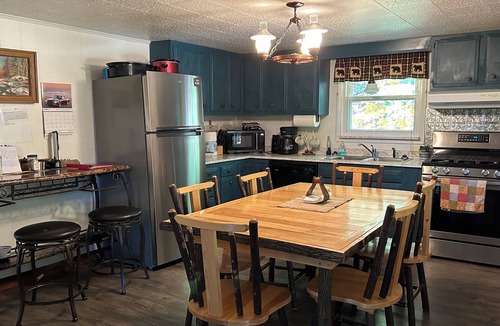 Upper Tract Cabin | Charming 4-bedroom cabin with HOTTUB in peaceful Upper Tract with WiFi, AC