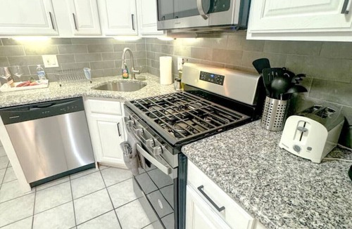North Ironbound Apartment | Charming and comfy 2BR unit. Just 8 miles from NYC