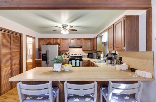 Jim Thorpe Cabin | Charming Cabin, Lake, Pool, Playground Access, 10 Mins To Downtown Jim Thorpe!